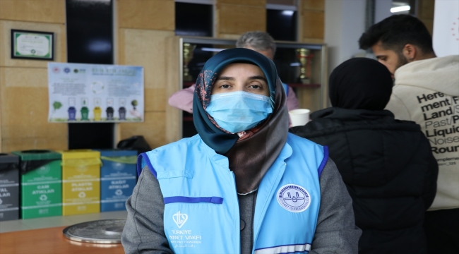 Tekirdağ'da sınavdan çıkan üniversite öğrencilerine çorba ikramı yapıldı