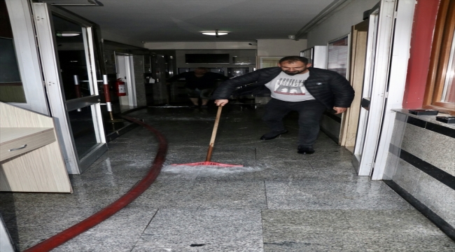 Trabzon'da öğrenci yurdunun çatısında çıkan yangın söndürüldü