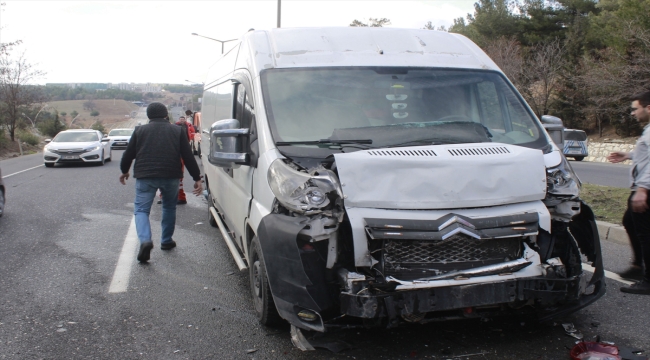 Uşak'ta zincirleme trafik kazasında 4 kişi yaralandı