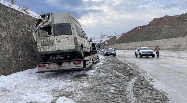 Van'da minibüs kaza yaptı, 2 düzensiz göçmen öldü, 6'sı yaralandı