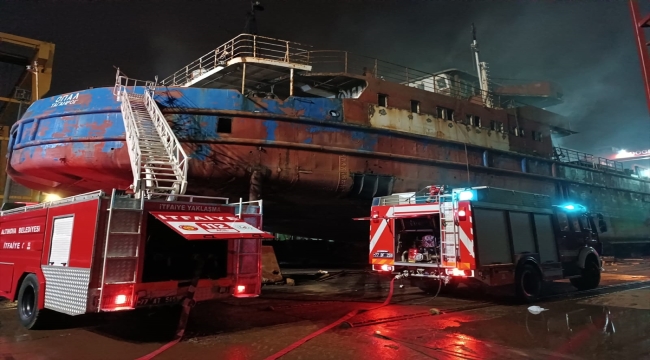 Yalova'da tersanede onarımdaki gemide çıkan yangında dumandan etkilenen 3 işçi tedaviye alındı