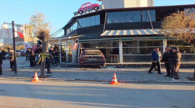 Yozgat'ta kontrolden çıkan otomobilin kafeye girmesi sonucu 5 kişi yaralandı