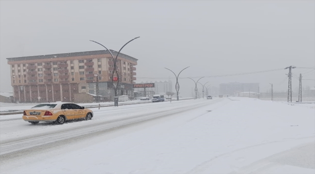 Yüksekova'da kar ulaşımı etkiliyor