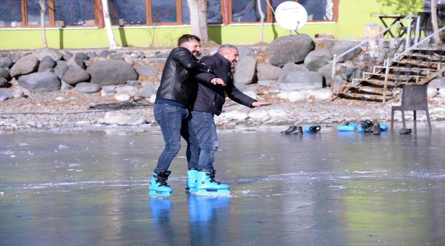 Yüzeyi buzla kaplı Çıldır Gölü'nde buz pateni yaptılar