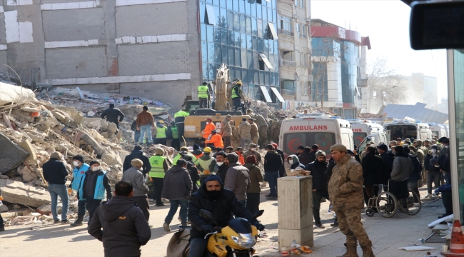 Adıyaman'da bir çift depremden 128 saat sonra enkazdan sağ çıkarıldı