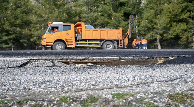 Adıyaman'da deprem sırasında kara yollarında oluşan yarıklar onarılıyor