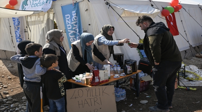 Adıyaman'da depremzedelere "kırk yıl hatırı var" diyerek kahve ikram ettiler 