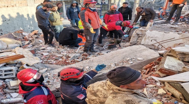 Adıyaman'da enkaz altında kalan kadın 61 saat sonra kurtarıldı