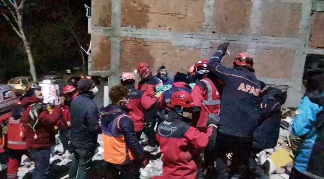 Adıyaman'da enkaz altında kalan kız kardeşler 67 saat sonra kurtarıldı