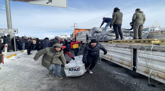 AFAD deprem bölgesinde çadır dağıtımına hızla devam ediyor 