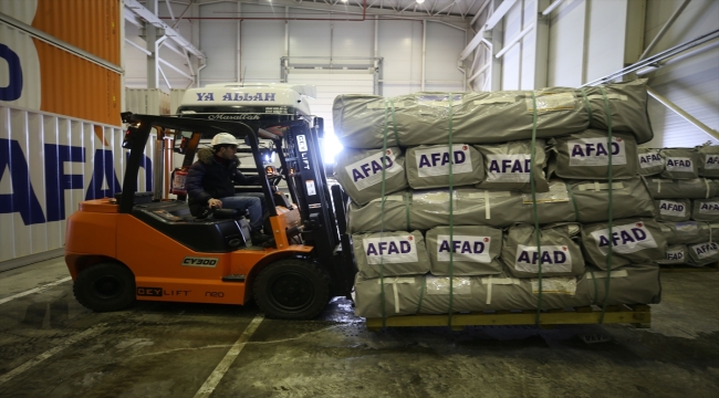 AFAD'ın Muş'taki lojistik deposundan deprem bölgesine yardım malzemeleri gönderiliyor