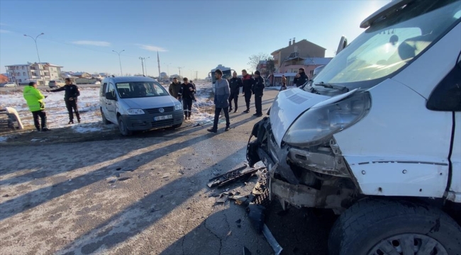 Aksaray'da kreş servisi ile hafif ticari aracın çarpışması sonucu 14 çocuk yaralandı