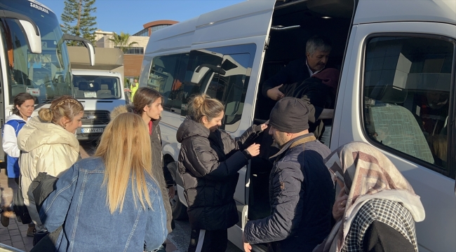 Alanya'ya getirilen depremzedeler otellere yerleştiriliyor