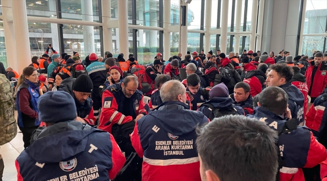 Arama kurtarma ekipleri İstanbul'dan deprem bölgesine hareket etti