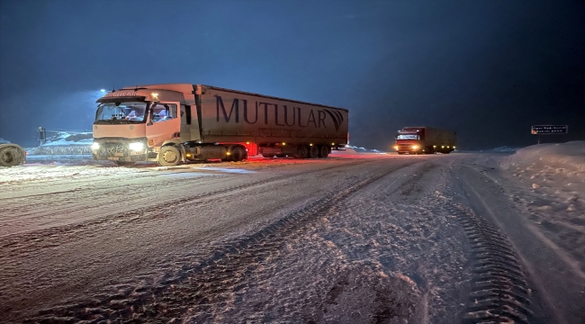 Ardahan'da kar ve tipi ulaşımı aksatıyor