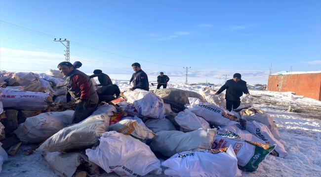 Ardahan'da orman köylüleri yakacak odunlarını depremzedelere gönderdi