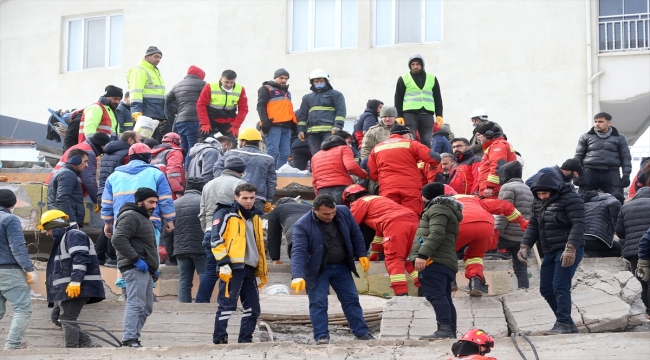 Arnavutluk arama kurtarma ekibi depremin oluşturduğu hasara şaşırdı