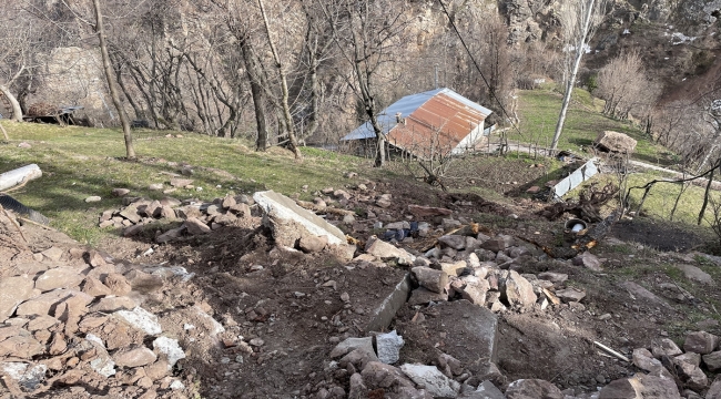 Artvin'de yamaçtan kopan kaya kütlesi su değirmenini yıktı, tarım arazisine zarar verdi