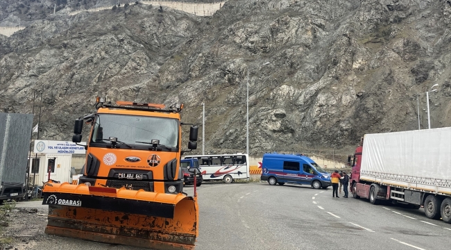 Artvin-Erzurum kara yolu heyelan nedeniyle ulaşıma kapandı