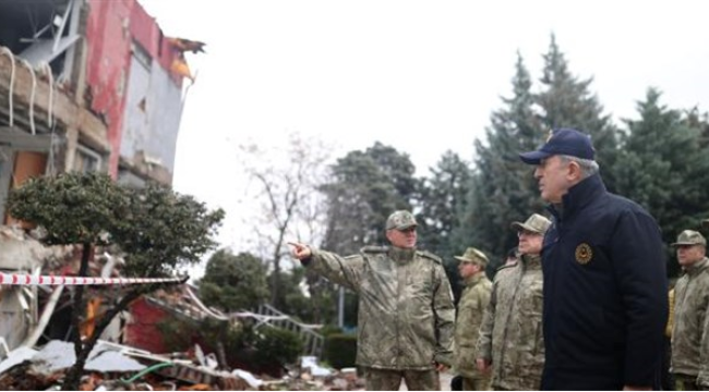 Bakan Akar: "Afet bölgelerine 17 uçakla yardım uçuşu yapılıyor"