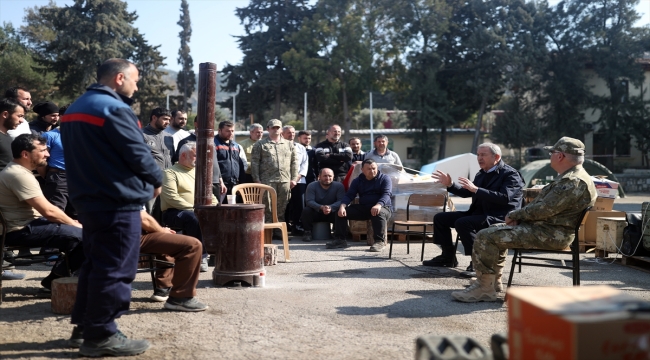 Bakan Akar'dan depremin vurduğu Hatay'ın Defne ve Kumlu ilçelerinde inceleme