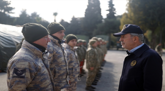 Bakan Akar, Hatay kent merkezindeki arama kurtarma çalışmalarını inceledi