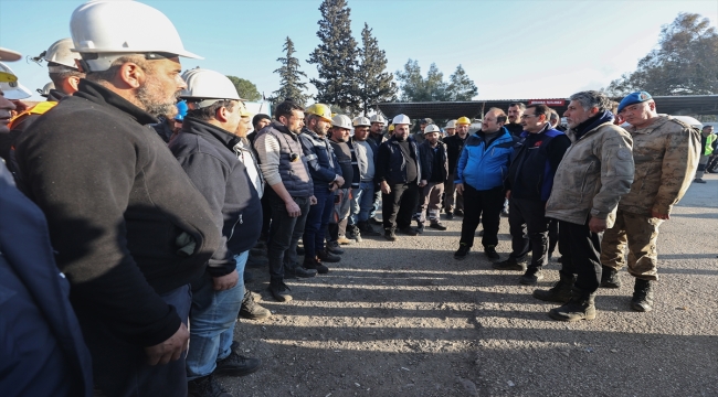 Bakan Dönmez, Kırıkhan'da arama kurtarma faaliyetlerine destek veren madencileri ziyaret etti