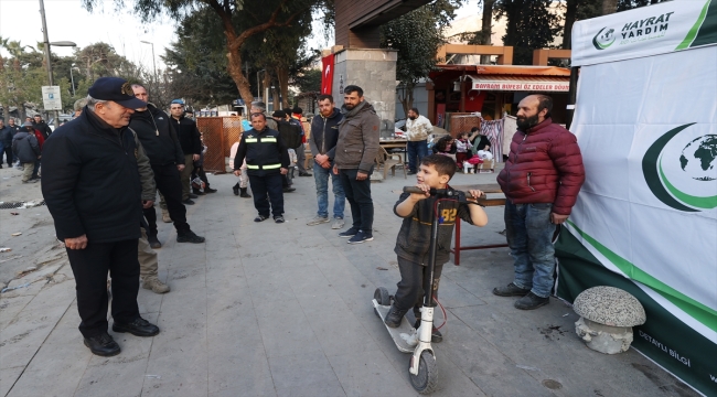 Bakanlar Akar ile Koca, Antakya ve Altınözü'ndeki çalışmaları inceledi, depremzedelerle bir araya geldi