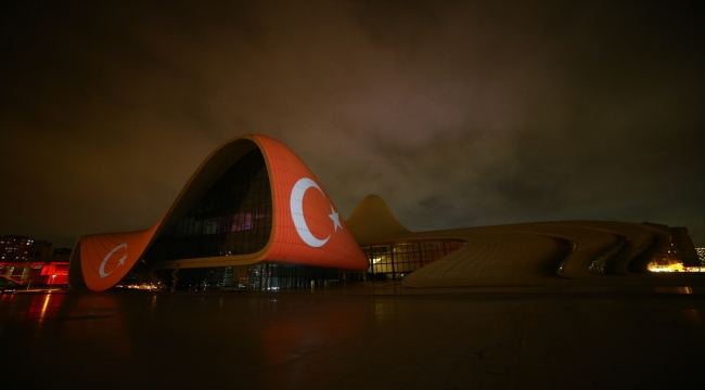 Bakü'de Haydar Aliyev Merkezi'nin dış cephesine Türk bayrağı yansıtıldı