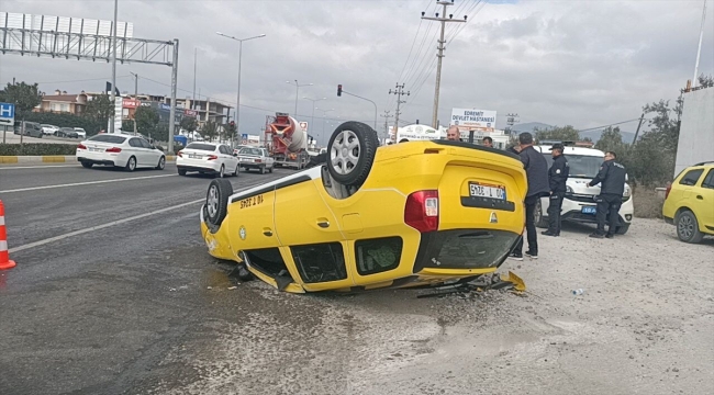 Balıkesir'de kamyonla çarpışan ticari taksinin sürücüsü yaralandı