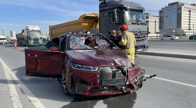 Başakşehir'de iki otomobilin çarpıştığı kazada 1 kişi öldü, 2 kişi yaralandı