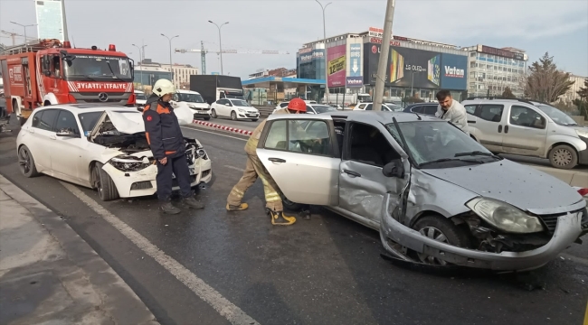 Beylikdüzü'nde 8 aracın karıştığı zincirleme kazada 2 kişi yaralandı