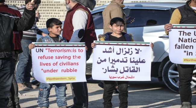 BM'nin Suriye'deki depremzedelere "ilgisizliği" İdlib'de protesto edildi