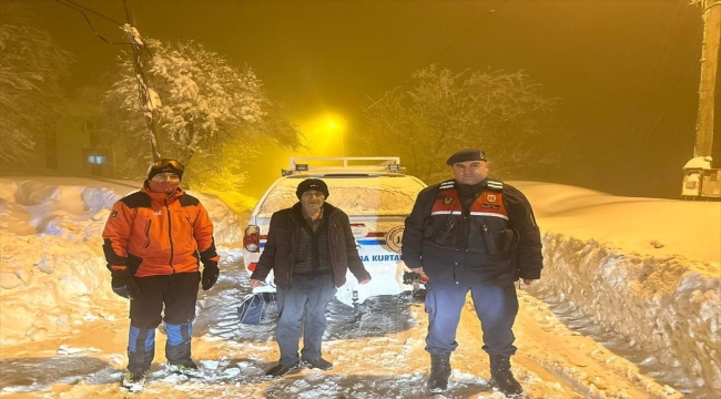 Bursa'da yoğun kar yağışı nedeniyle mahsur kalan kişi ekiplerce kurtarıldı