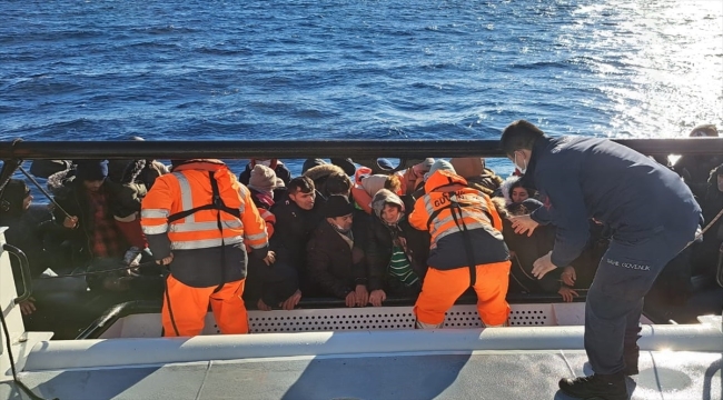 Çanakkale açıklarında lastik bottaki 42 düzensiz göçmen kurtarıldı