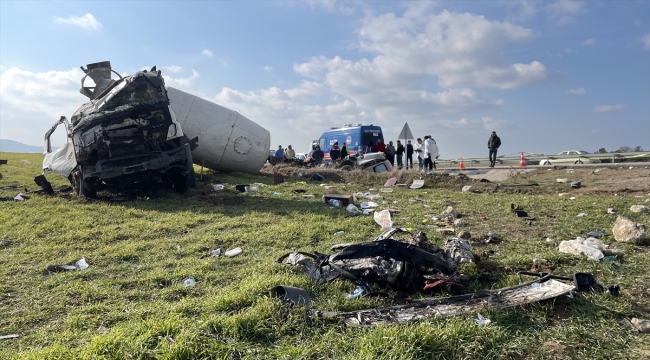 Çanakkale'de beton mikserinin ticari araca çarpması sonucu bir kişi hayatını kaybetti