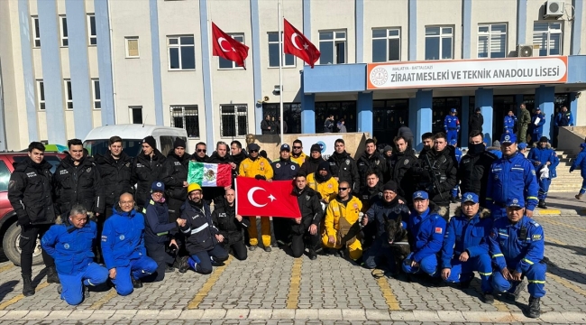 Çevik kuvvet polisi kaldıkları okulun tahtasına öğrenciler için yazdı: