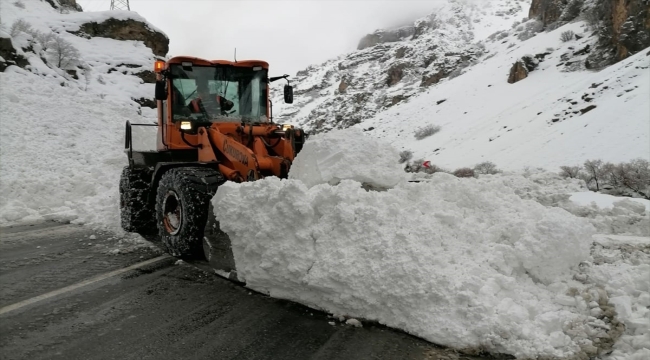 Çığ nedeniyle kapanan Hakkari-Çukurca kara yolu açıldı