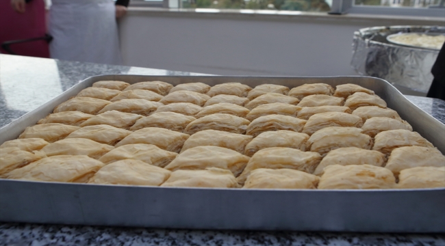 Çorum Belediyesinden Elbistan'daki "Yeniden Hayat Lokantası"na baklava-börek desteği