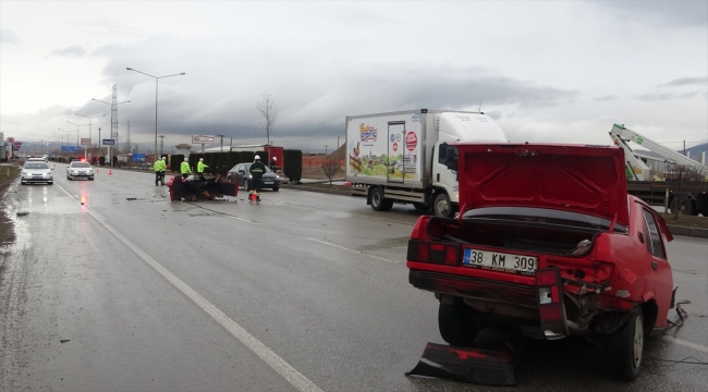 Çorum'da aydınlatma direğine çarpan otomobil ikiye bölündü, sürücü yaralandı