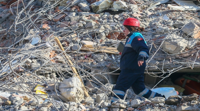 Deprem bölgesinde öğretmeniyle enkaz altındakilere ulaşmaya çalışıyor