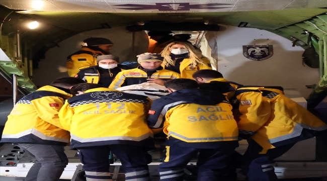 Deprem bölgesinden 5 yaralı ambulans uçakla İstanbul'a getirildi