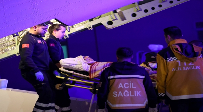 Deprem bölgesinden 6 yaralı ambulans uçakla İstanbul'a getirildi