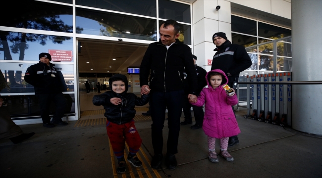 Deprem bölgesinden getirilen afetzedeler Antalya'da otellere yerleştiriliyor