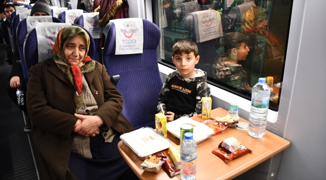 Deprem mağdurlarını taşıyan dizel tren setleri Sivas'a vardı