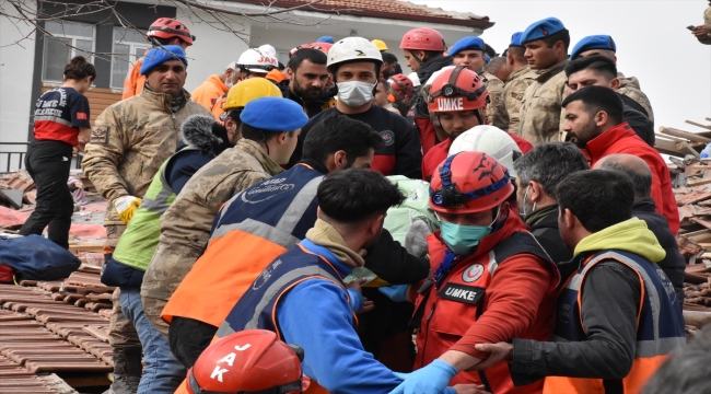 Depremde hasar gören evlerinden eşya almak isteyen baba ve kızı enkazdan kurtarıldı