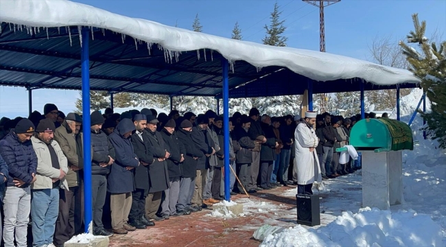 Depremde hayatını kaybeden öğretmenin cenazesi Aksaray'da toprağa verildi