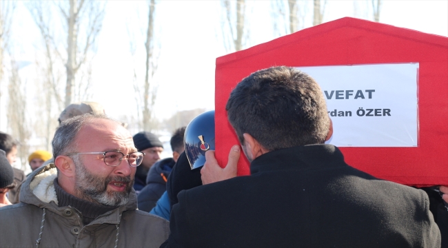 Depremde hayatını kaybeden uzman çavuş ve ailesinin cenazesi Erzurum'da defnedildi