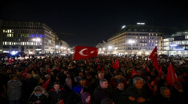 Depremde hayatını kaybedenler için Berlin'de kent meydanında dua edildi