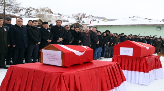 Depremde hayatını yitiren astsubay ile 1 yaşındaki oğlu Çankırı'da son yolculuğuna uğurlandı